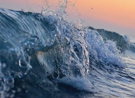 海上的狂风巨浪图片