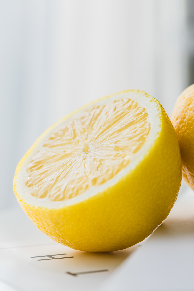 点击大图看下一张：成熟柠檬淡黄色小清新唯美图片