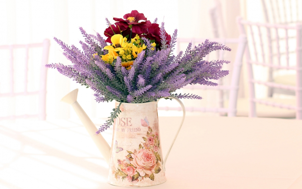 点击大图看下一张：花瓶中的花卉唯美图片桌面壁纸