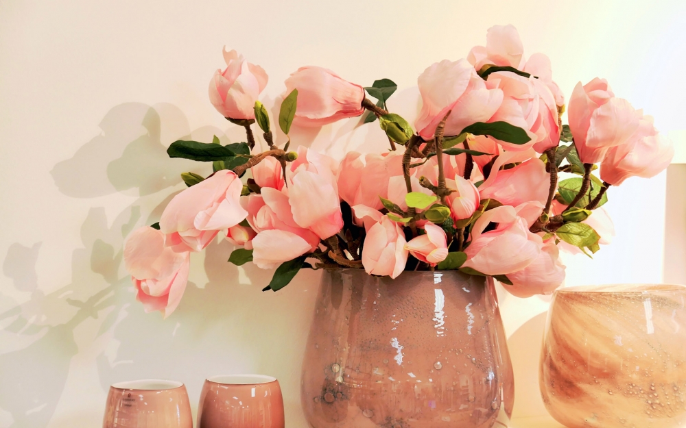 点击大图看下一张：花瓶中的花卉唯美图片桌面壁纸