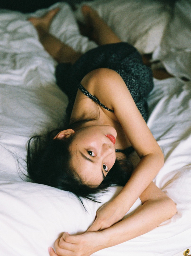 点击大图看下一张：性感睡衣美少女尤物风情性感写真