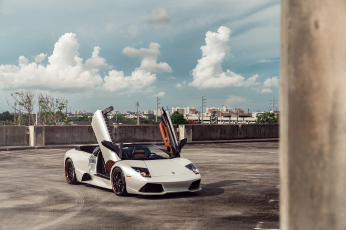 点击大图看下一张：Lamborghini Murcielago ​帅气十足