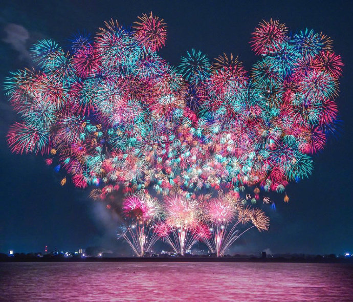 点击大图看下一张：日本各地的花火大会，看着让人浪漫感爆棚