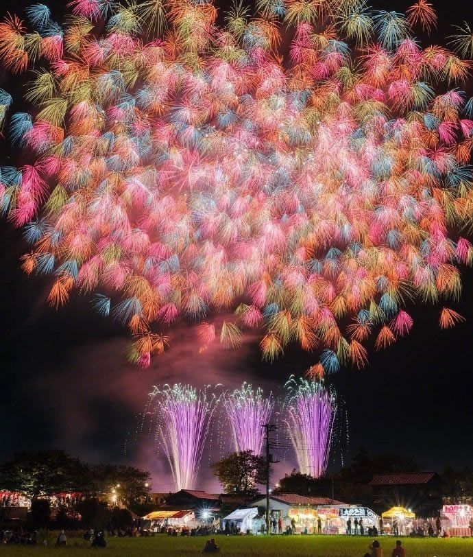 点击大图看下一张：日本各地的花火大会，看着让人浪漫感爆棚