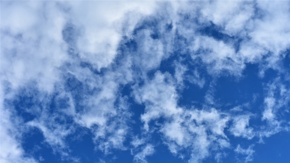 点击大图看下一张：一组蓝天白云高清桌面壁纸