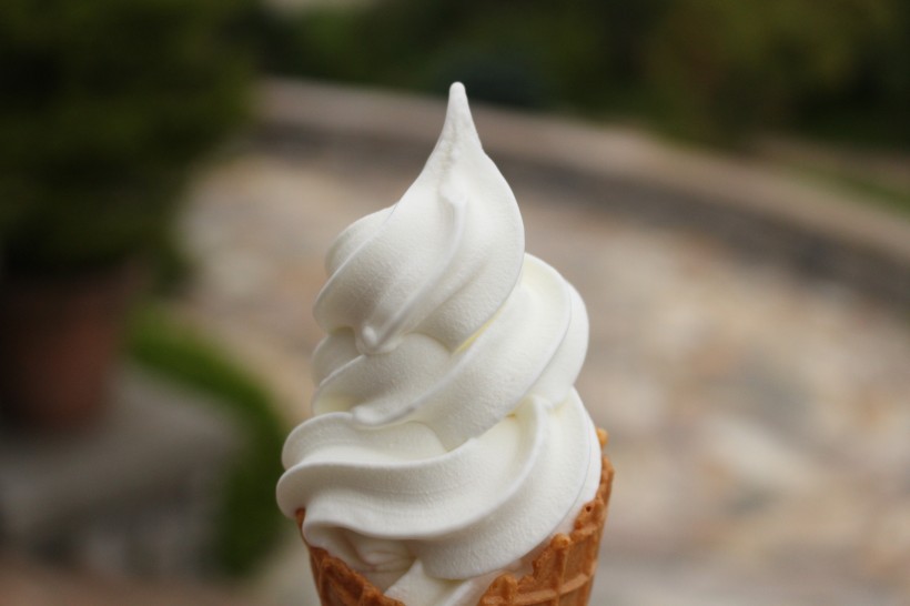 点击大图看下一张：口感冰凉的冰淇淋图片
