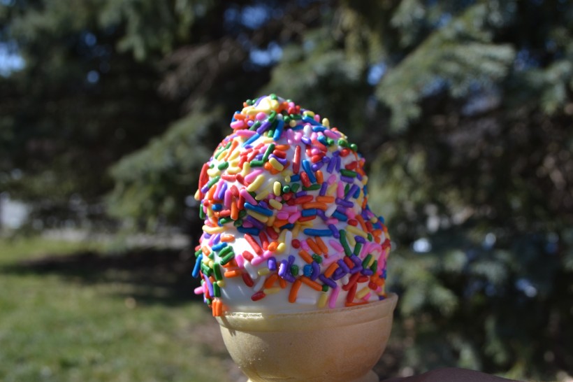 点击大图看下一张：口感冰凉的冰淇淋图片