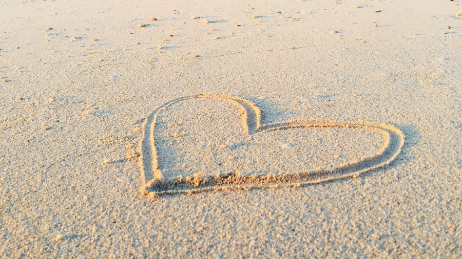 点击大图看下一张：沙滩上画的心形图片
