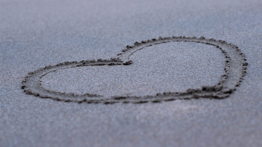 点击大图看下一张：沙滩上画的心形图片