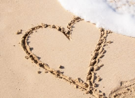 沙滩上画的心形图片