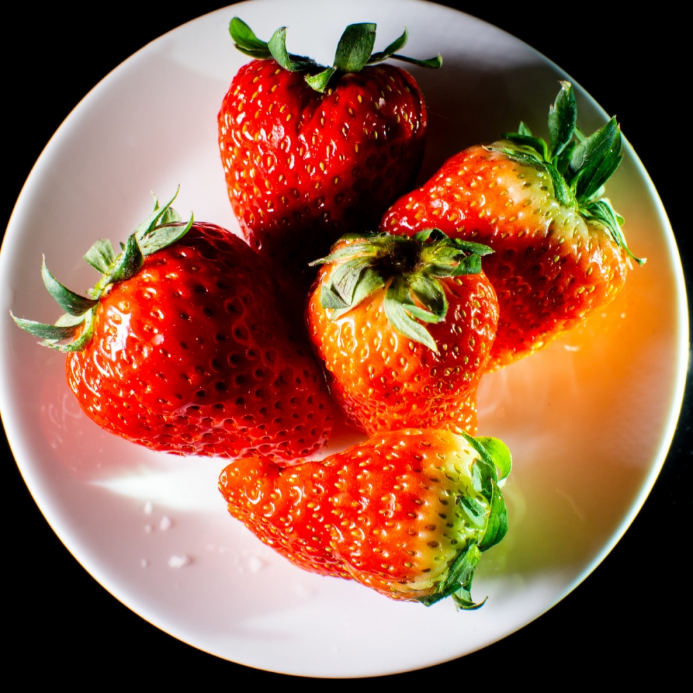 点击大图看下一张：最适合孕妇吃的冬季草莓盘装图片
