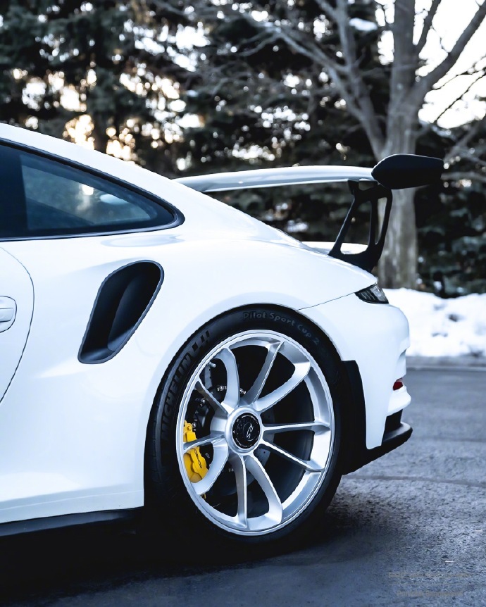 点击大图看下一张：保时捷911 GT3RS 冬季配色
