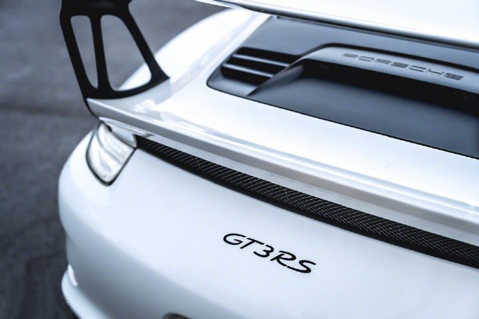 点击大图看下一张：保时捷911 GT3RS 冬季配色