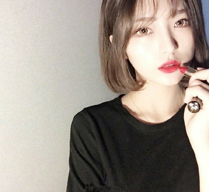 点击大图看下一张:齐脸短发配上碎薄刘海,简直太美腻了