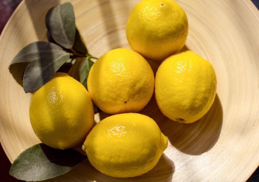 点击大图看下一张：一组新鲜柠檬片泡水的图片欣赏