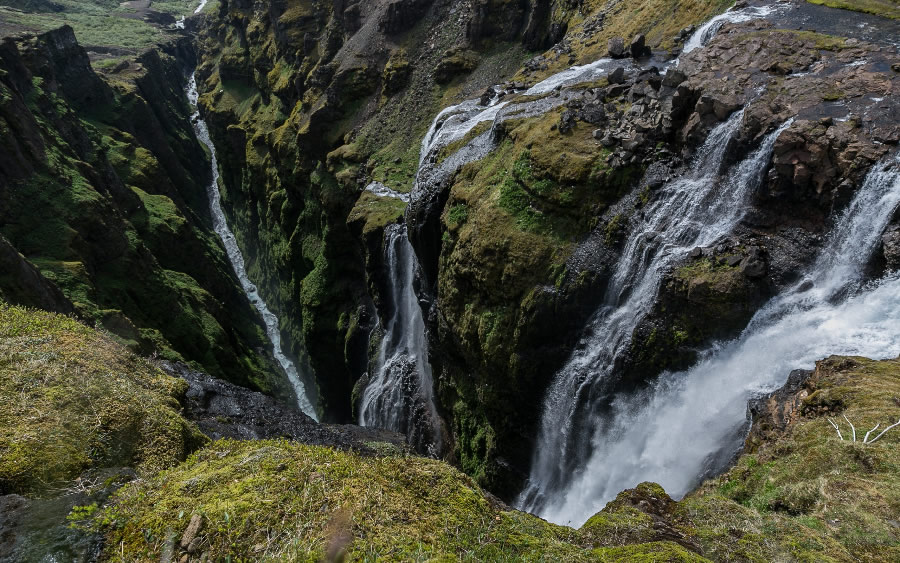 点击大图看下一张：壮观的峡谷瀑布图片