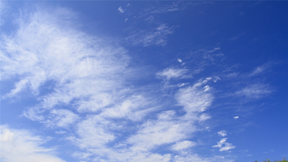 点击大图看下一张：唯美蓝天白云高清桌面壁纸