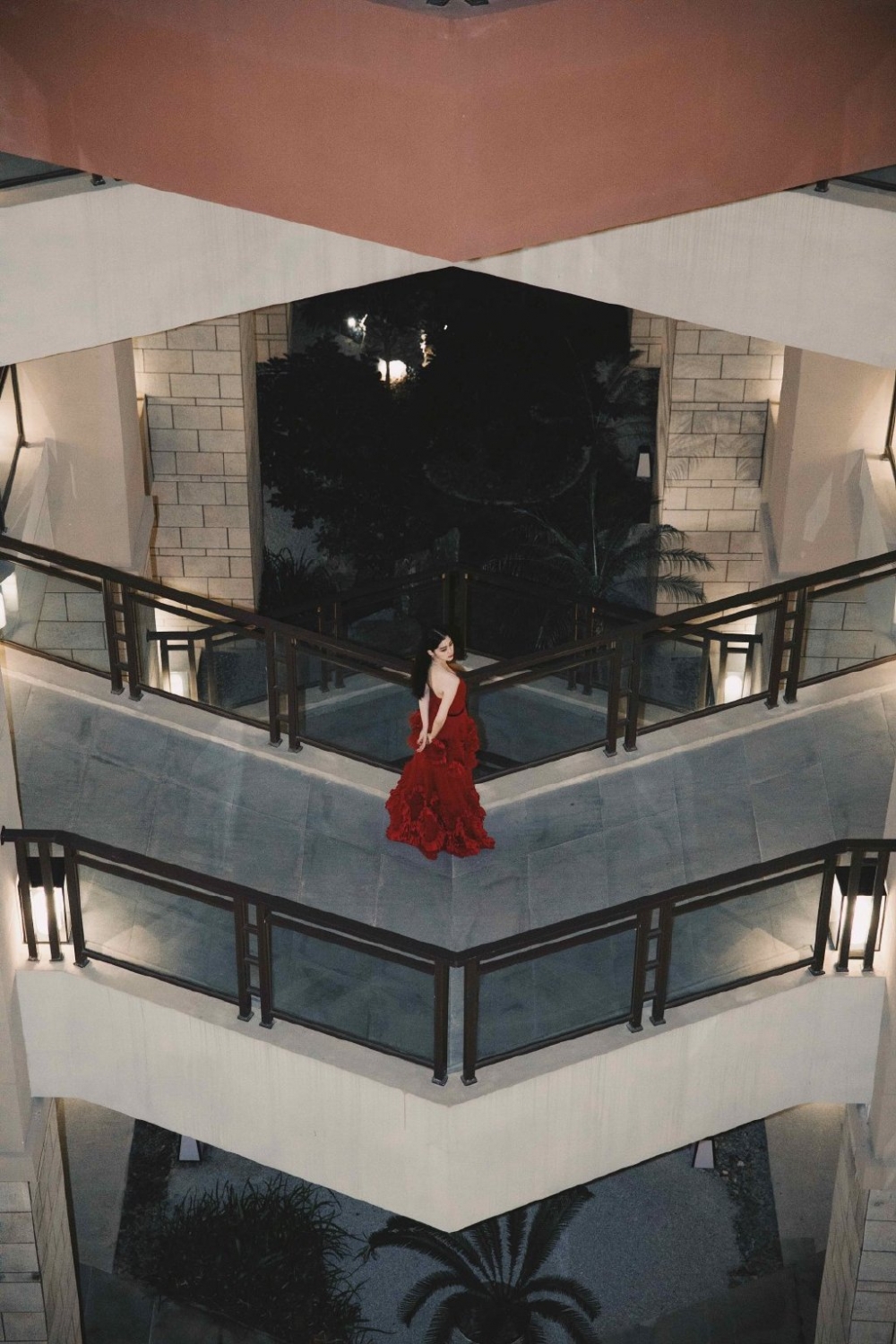 点击大图看下一张：欧阳娜娜红裙礼服优雅写真图片
