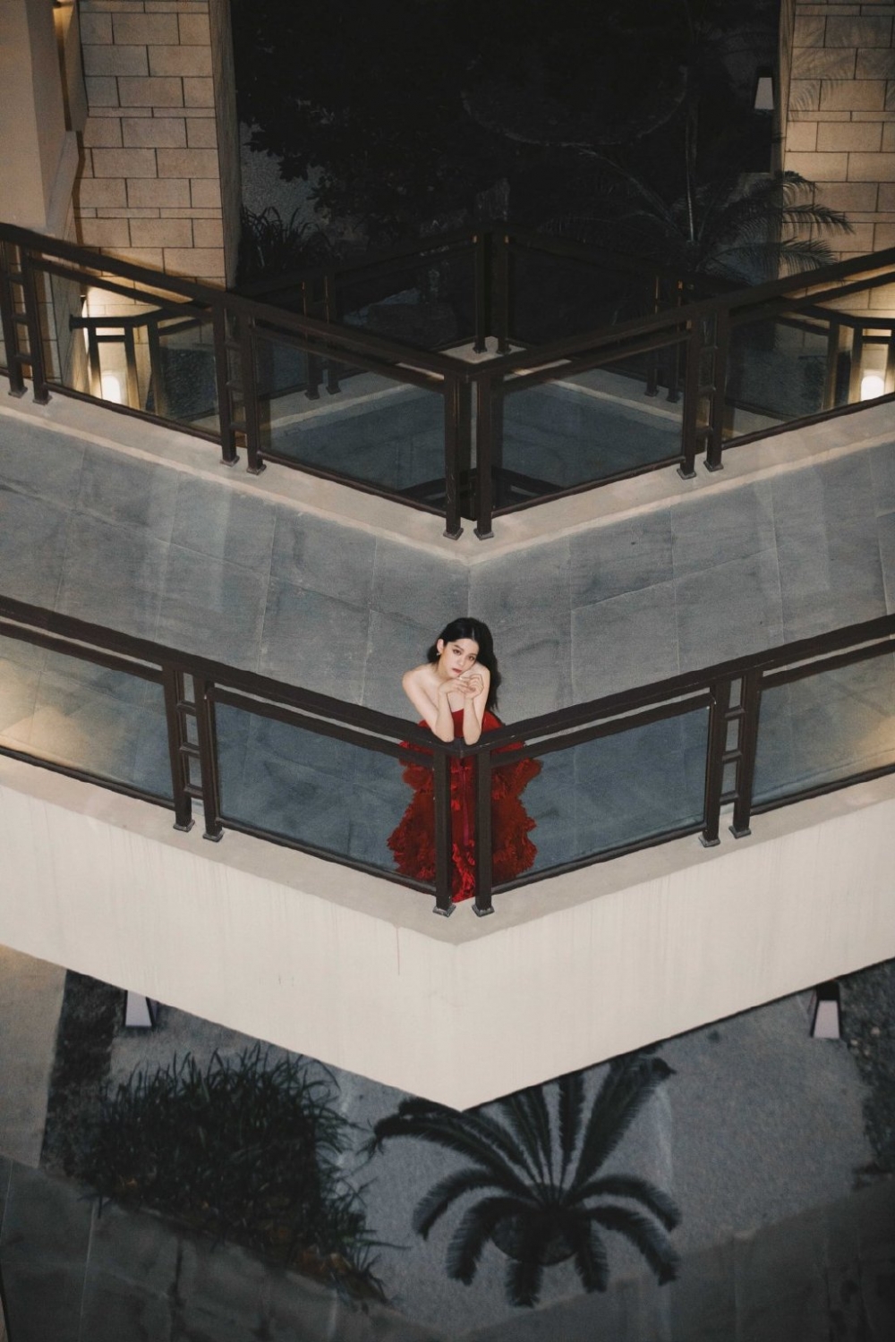 点击大图看下一张：欧阳娜娜红裙礼服优雅写真图片