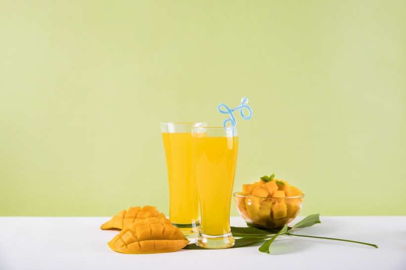 点击大图看下一张：新鲜的芒果和芒果汁图片欣赏
