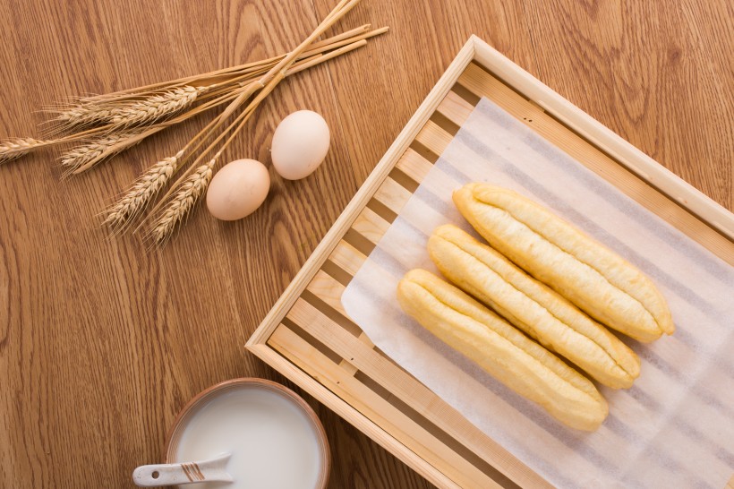 点击大图看下一张：中式早餐油条图片