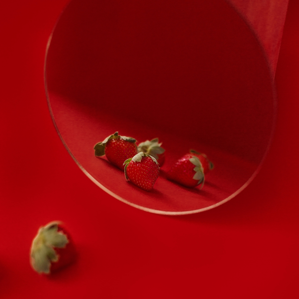 点击大图看下一张：一组草莓红色背景艺术照图片