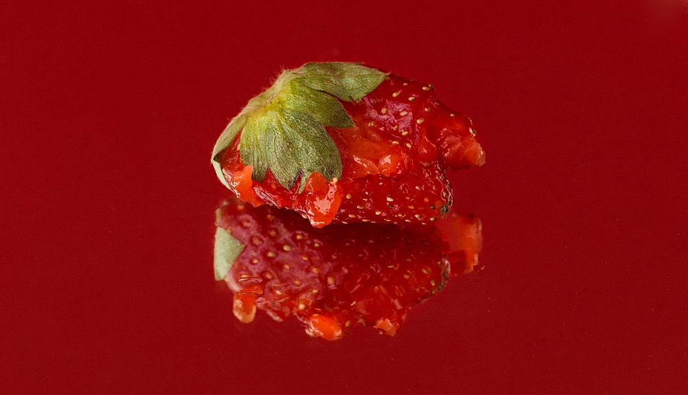点击大图看下一张：一组草莓红色背景艺术照图片