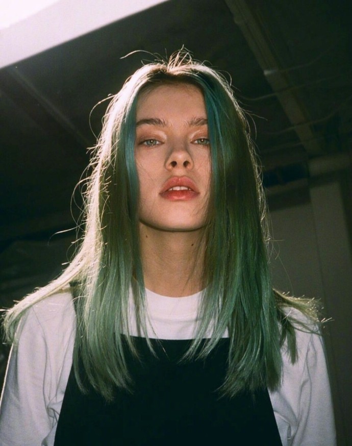 点击大图看下一张：俄罗斯模特sasha belyaeva的绿色系发色图片