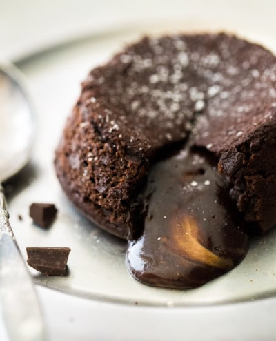点击大图看下一张：香浓的巧克力蛋糕图片