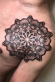 男性肩部的一组点刺梵花纹身图片