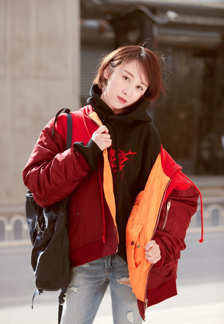点击大图看下一张：练练红色夹克时尚街拍写真