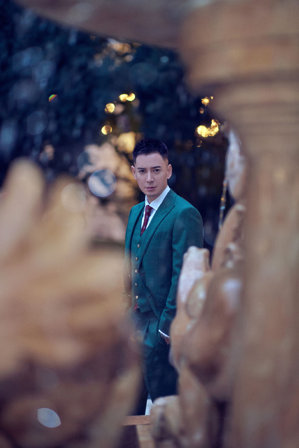 点击大图看下一张：韩栋绿色西服帅气写真图片