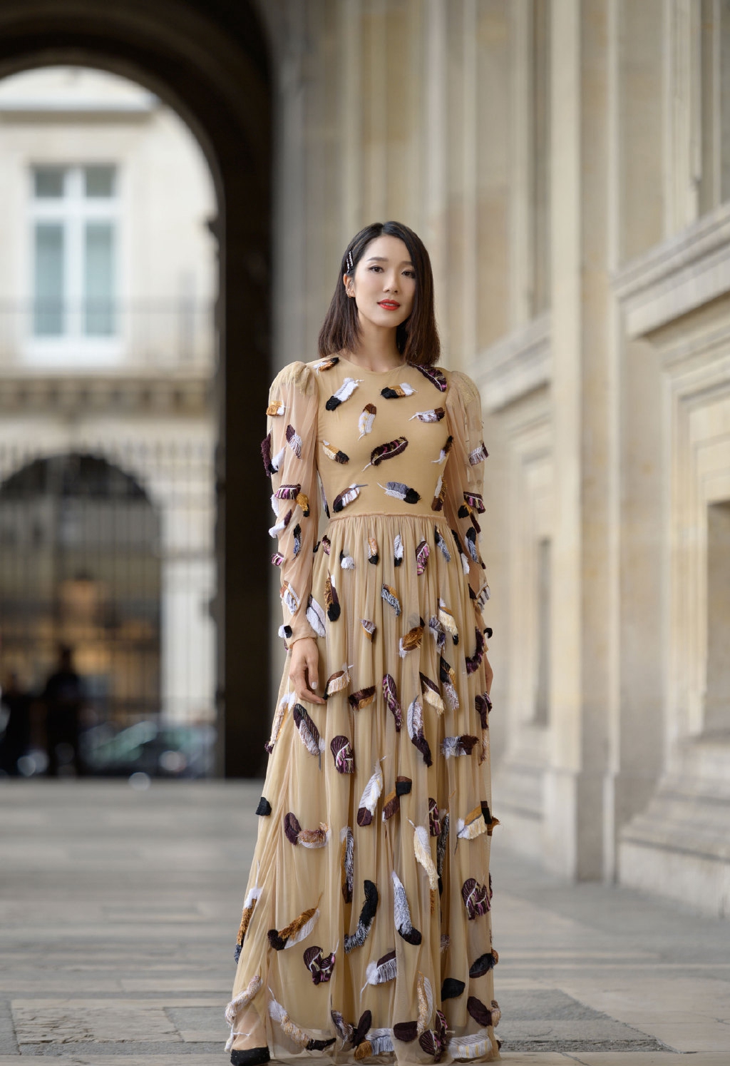 点击大图看下一张：李亚男巴黎时装周优雅写真图片