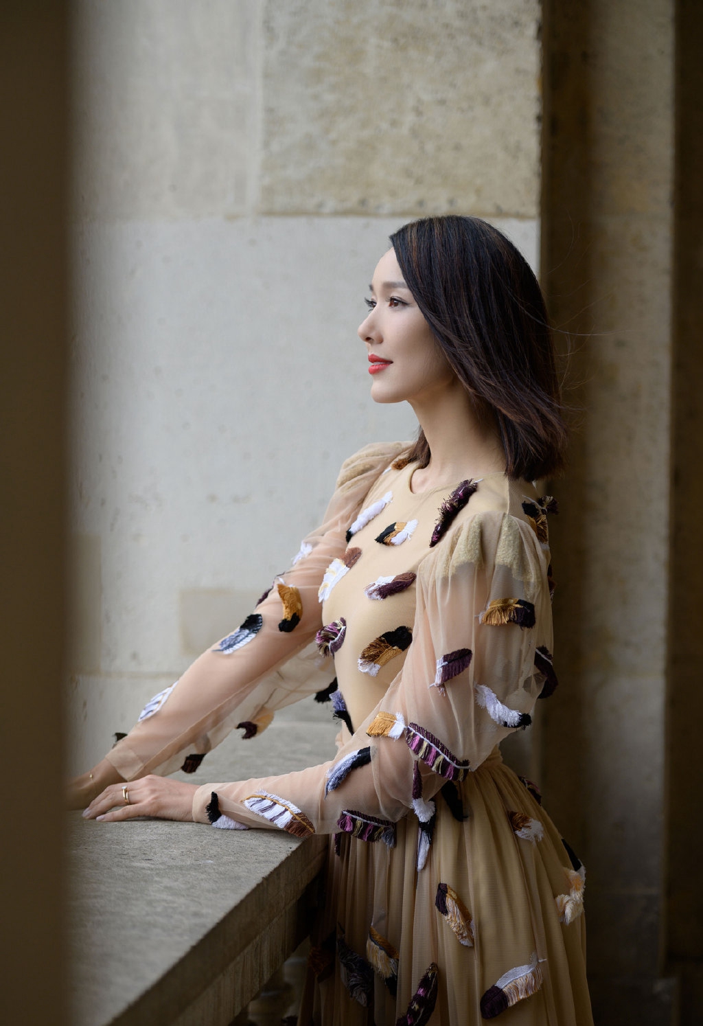 点击大图看下一张：李亚男巴黎时装周优雅写真图片