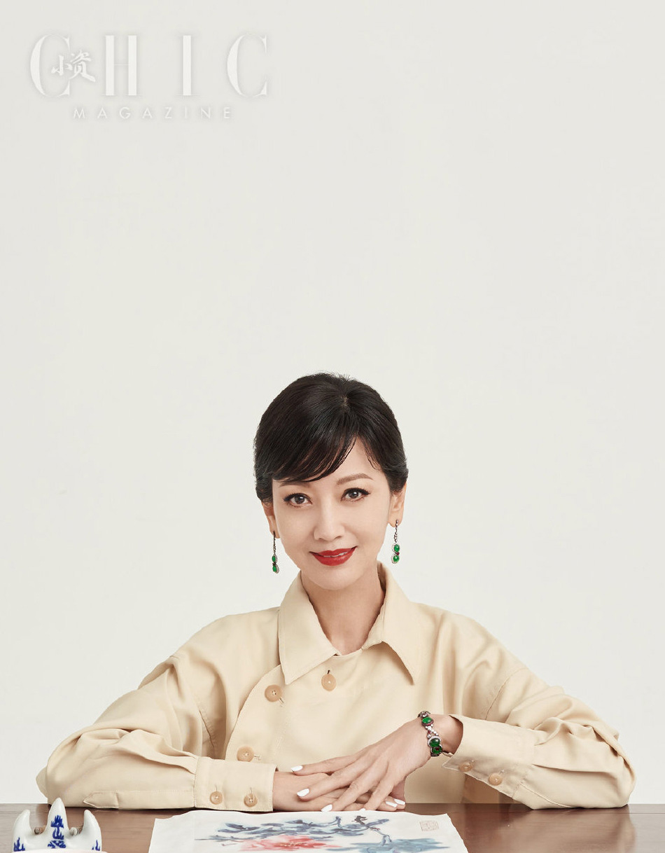点击大图看下一张：赵雅芝素雅长裙中国风性感写真