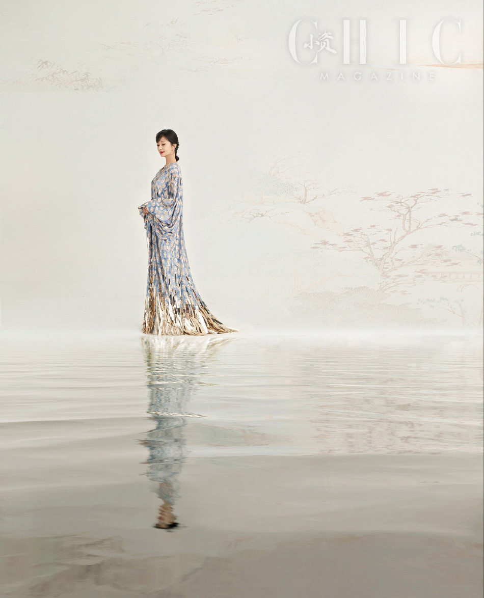 点击大图看下一张：赵雅芝素雅长裙中国风性感写真
