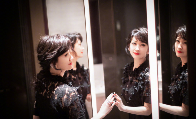 点击大图看下一张：赵雅芝黑色镂空礼裙优雅气质写真