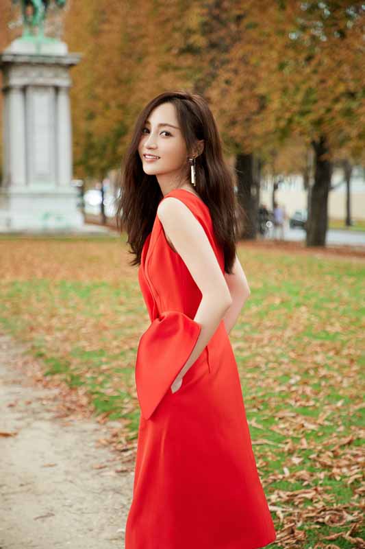 点击大图看下一张：姚笛红裙巴黎街拍性感浪漫高清图片