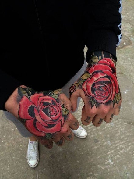 点击大图看下一张：9款漂亮的手背部玫瑰花纹身图片