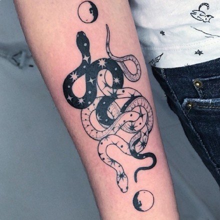 点击大图看下一张：小蛇纹身 国外大师的9款经典蛇纹身图片