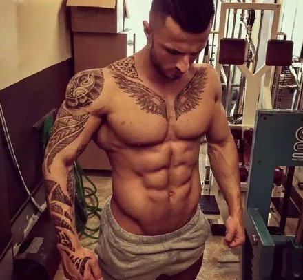 点击大图看下一张：纹身肌肉型男,纹身做衣的9款肌肉帅哥图片