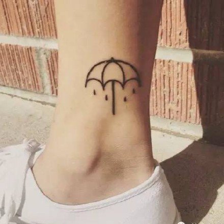 点击大图看下一张：9款好看的雨伞主题的纹身图片