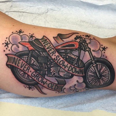 点击大图看下一张：摩托车纹身 机车爱好者的9款机车纹身图片