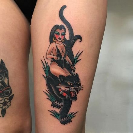 点击大图看下一张：女郎和动物搭配的一组oldschool纹身图片