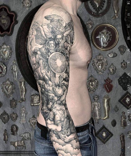 点击大图看下一张：手臂大腿黑灰纹身文艺复兴题材纹身图片