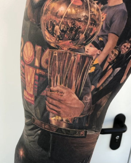 点击大图看下一张：詹姆斯纹身 nba球星詹姆斯的真爱铁粉纹身作品