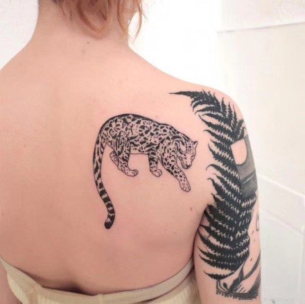 点击大图看下一张：豹子纹身 黑灰色的一组写实小豹子纹身图案