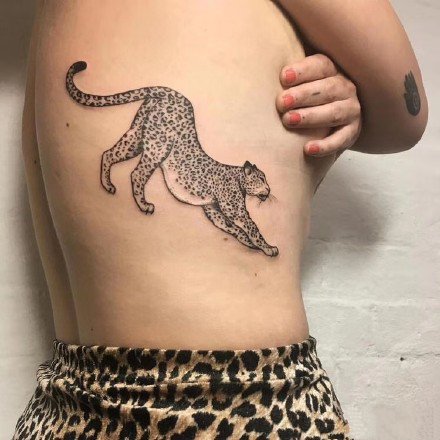 点击大图看下一张：豹子纹身 黑灰色的一组写实小豹子纹身图案