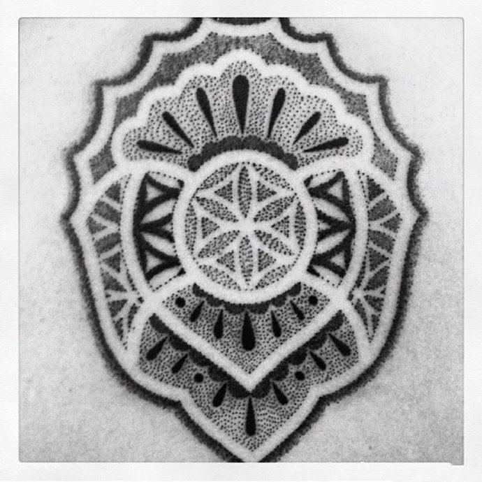 点击大图看下一张：藏传佛教密宗符号的一组点刺纹身作品