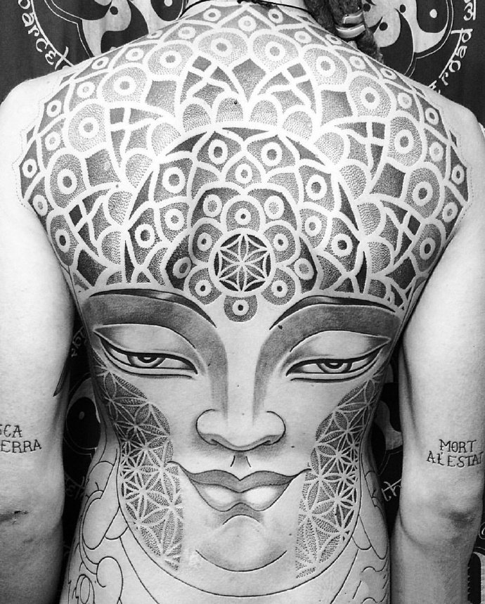 点击大图看下一张：藏传佛教密宗符号的一组点刺纹身作品